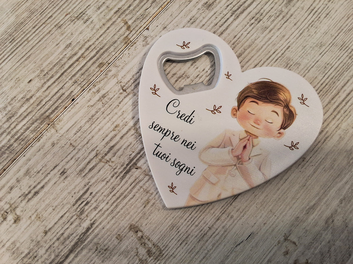 Bomboniera Apribottiglie a Cuore Prima Comunione Bimbo in Resina (8,5x8 cm) – Completa e Personalizzabile