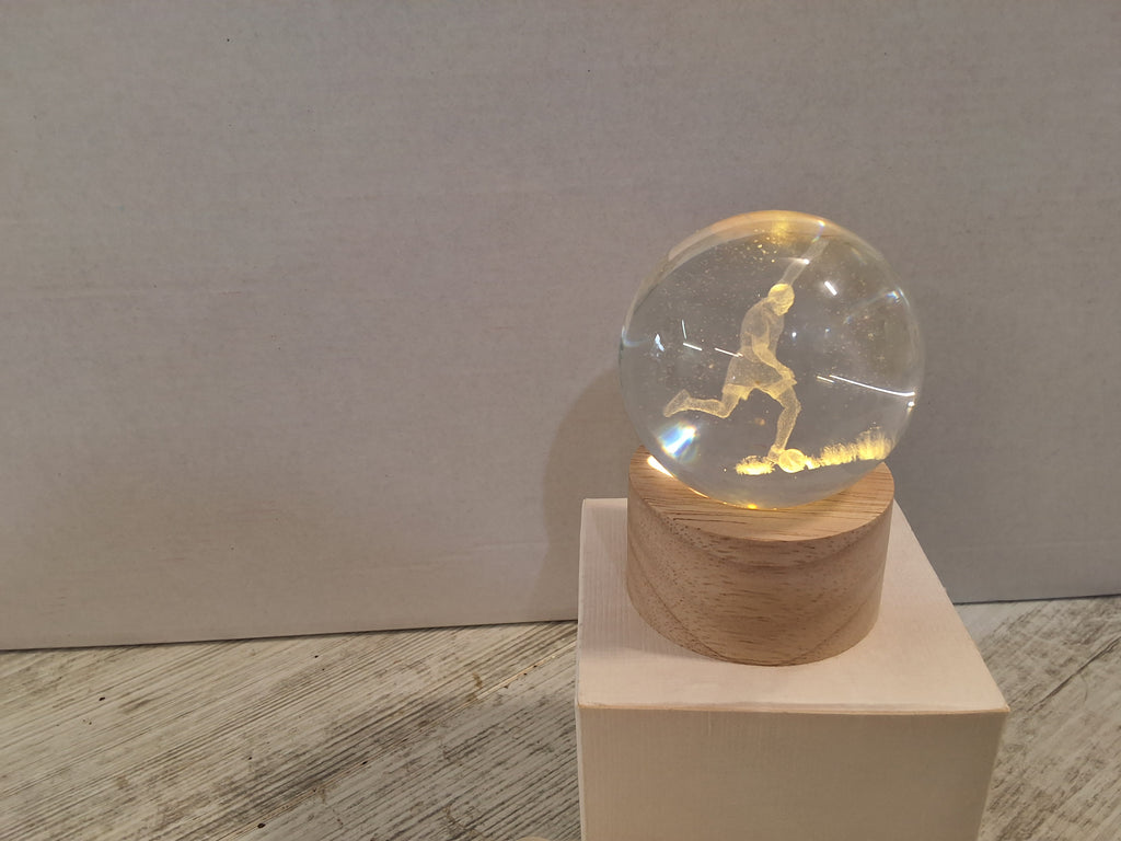 Bomboniera Lampada Sfera di Vetro Calciatore su Base in Legno, Sacchetto Confetti e Scatola