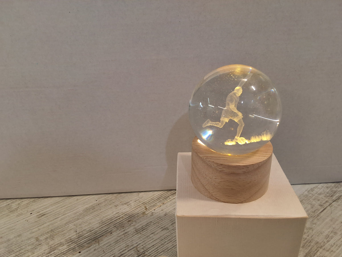 Bomboniera Lampada Sfera di Vetro Calciatore su Base in Legno, Sacchetto Confetti e Scatola