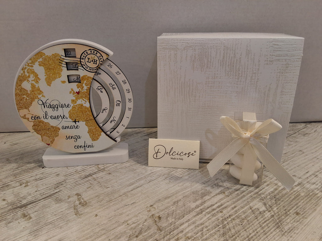 Bomboniera Calendario Perpetuo Mappamondo in Legno e Resina, Sacchetto Confetti e Scatola