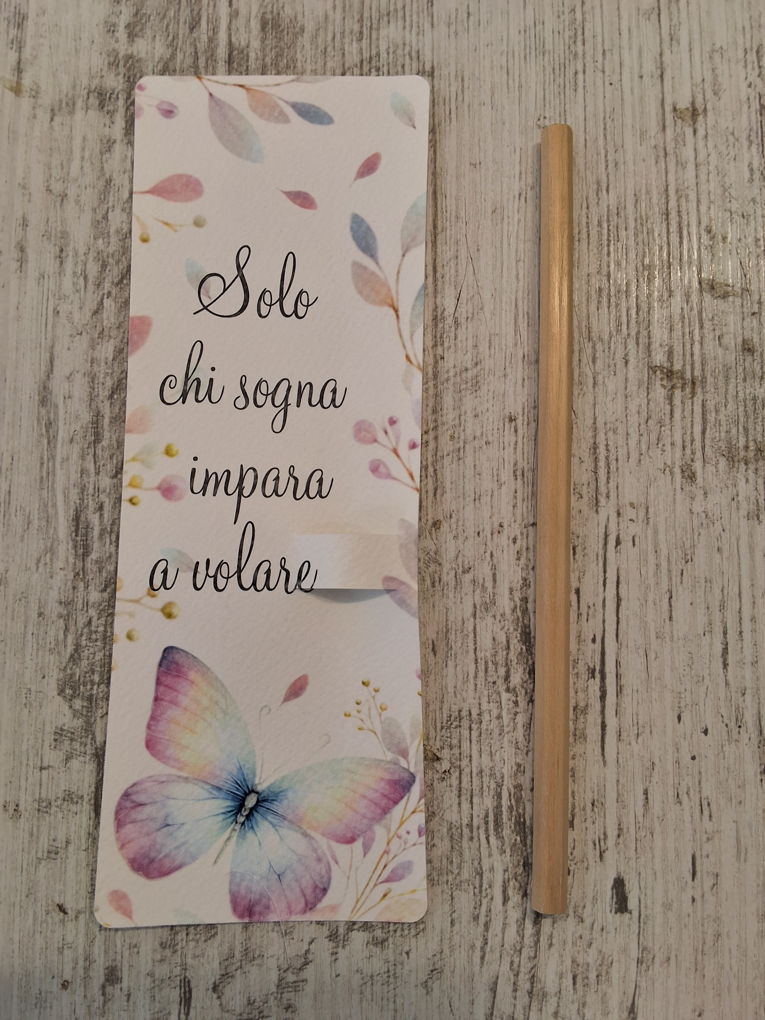 Segnalibro Segnaposto con Matita in Legno Farfalla "Solo chi sogna impara a volare" - 7x19 cm (Min. 50 pezzi)