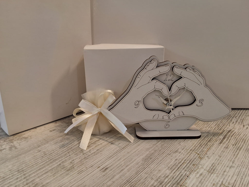 Orologio in Legno Mani a Cuore 17,5x11,5 cm - Bomboniera Completa con Scatola e Confetti