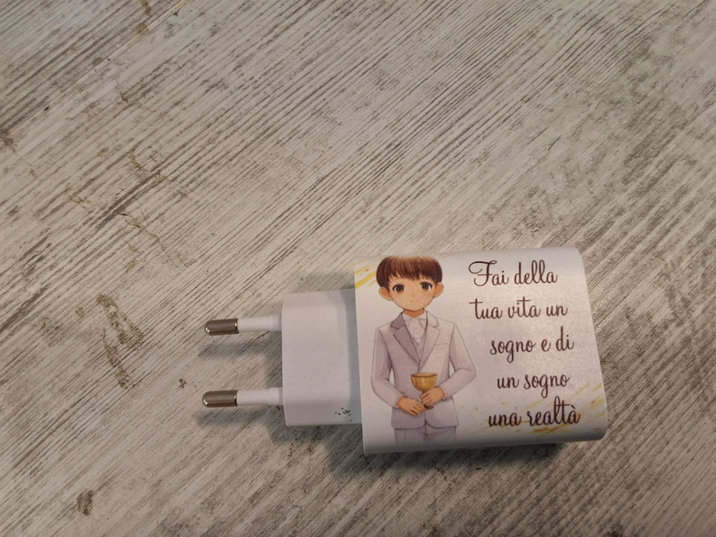 Caricatore USB Multiplo Prima Comunione Bimbo 9x4,7 cm con 3 Porte – Bomboniera Confezionata con Scatola e Confetti