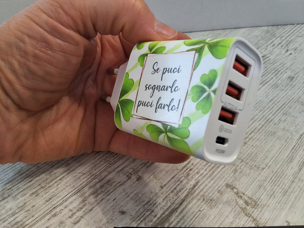 Caricatore USB Multiplo Quadrifoglio 9x4,7 cm con 3 Porte – Bomboniera Confezionata con Scatola e Confetti