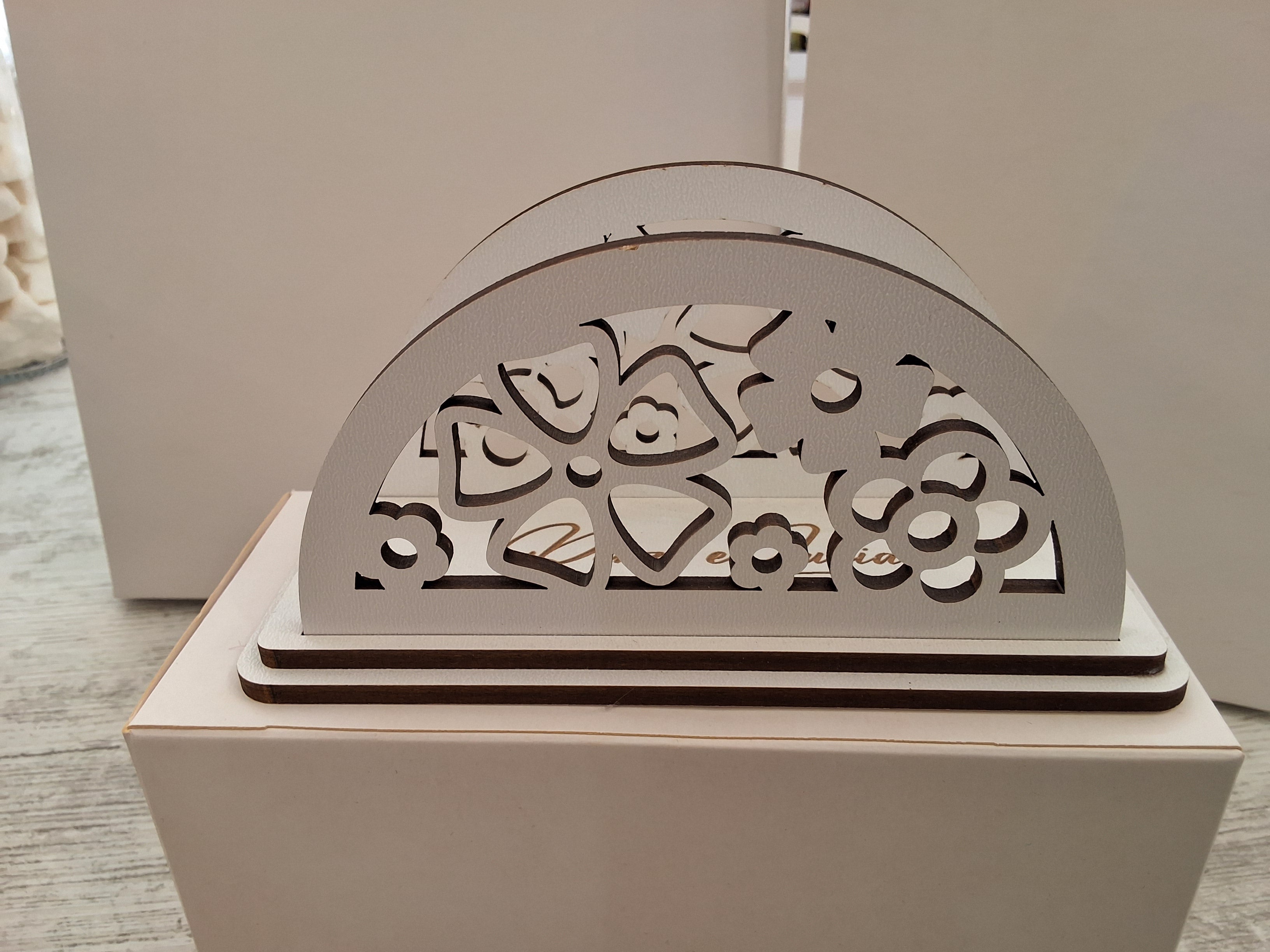 Bomboniera Portatovaglioli in Legno Traforato Fiori (16x7,5 cm) – Completa di Scatola e Confetti