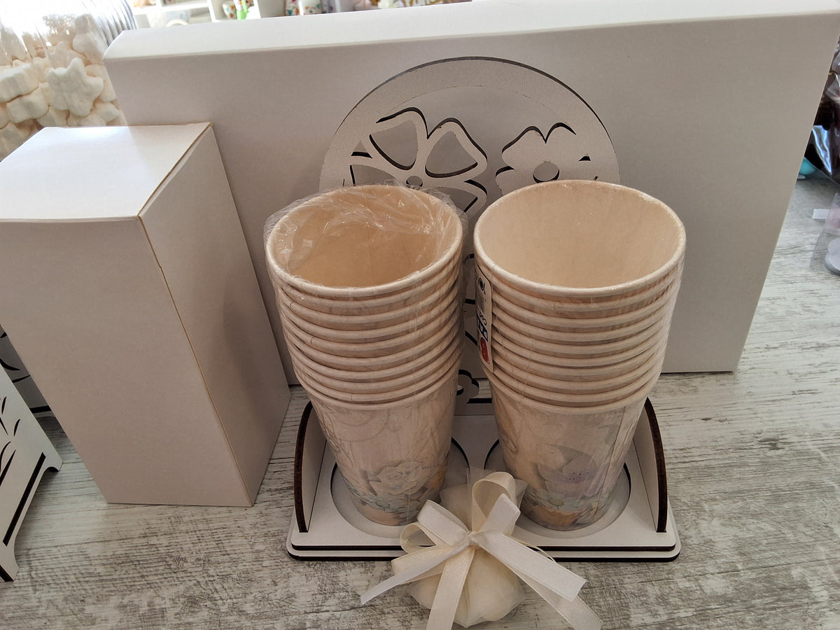 Bomboniera Portabicchiere Doppio in Legno Traforato Fiori (19x21 cm) – Completa di Scatola e Confetti