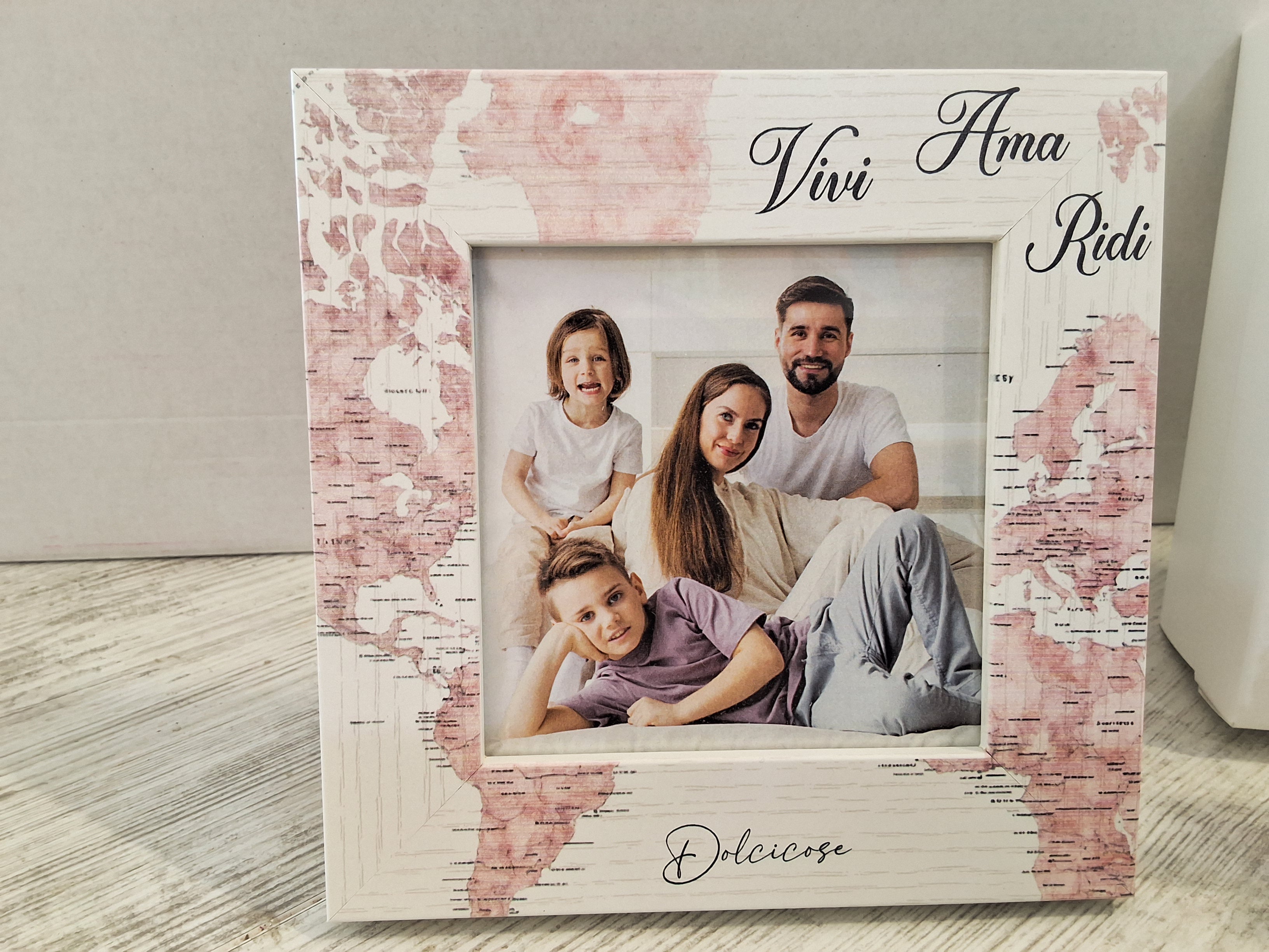 Portafoto Mappamondo 15x15 cm in Legno "Dolcicose" – Bomboniera Confezionata con Scatola e Confetti