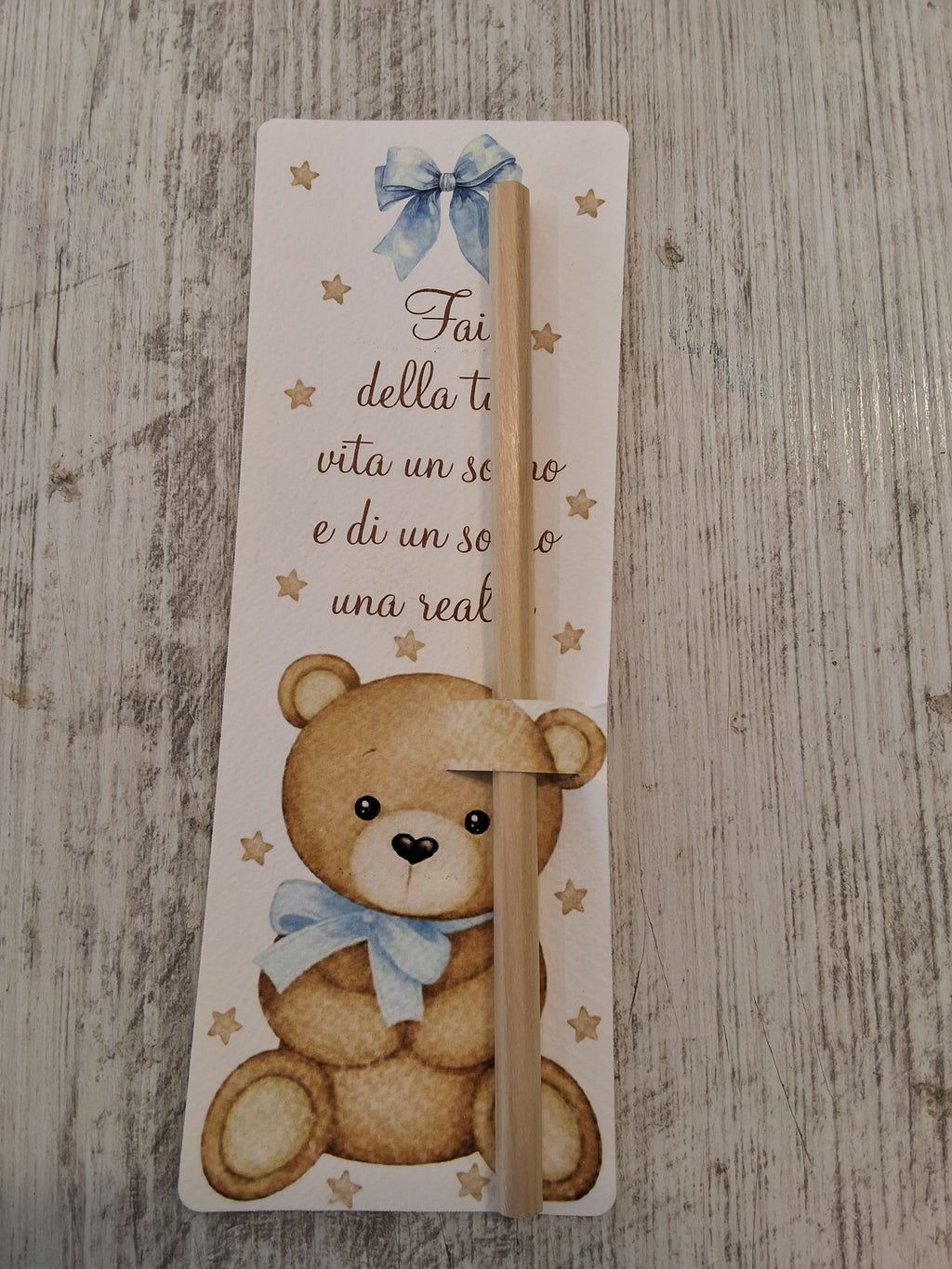 Segnalibro Segnaposto con Matita in Legno Orsetto Azzurro - 7x19 cm (Min. 50 pezzi)