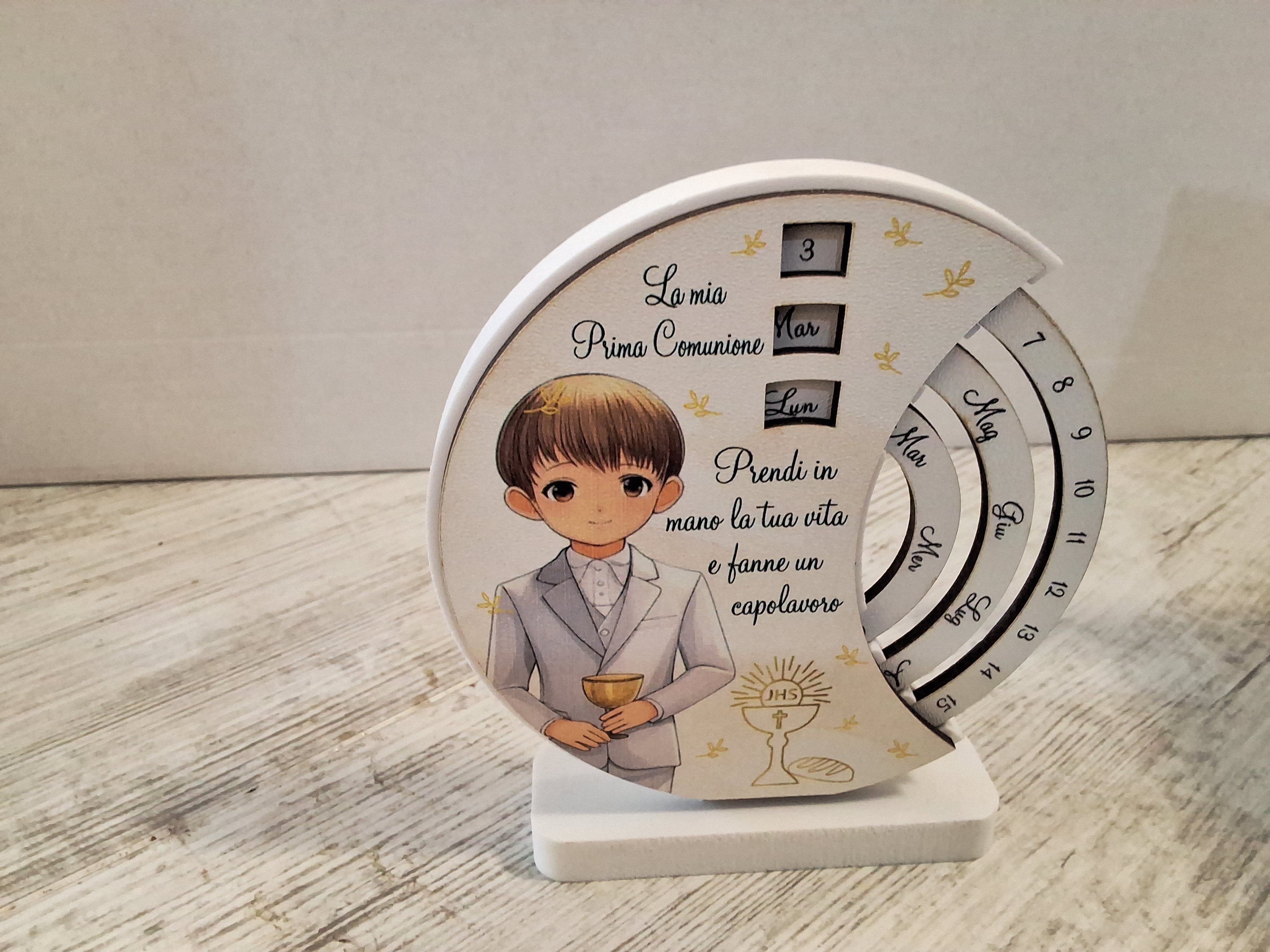 Calendario Perpetuo Prima Comunione Bimbo 12x11 cm in Legno e Resina – Bomboniera Confezionata con Scatola e Confetti