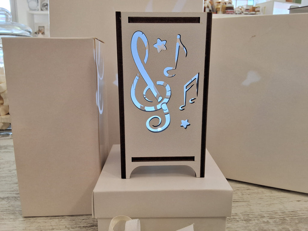 Bomboniera Lampada da Tavolo in Legno Traforata Note Musicali (7,5x7,5x14 cm) – Completa di Scatola e Confetti