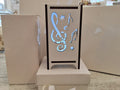 Bomboniera Lampada da Tavolo in Legno Traforata Note Musicali (7,5x7,5x14 cm) – Completa di Scatola e Confetti
