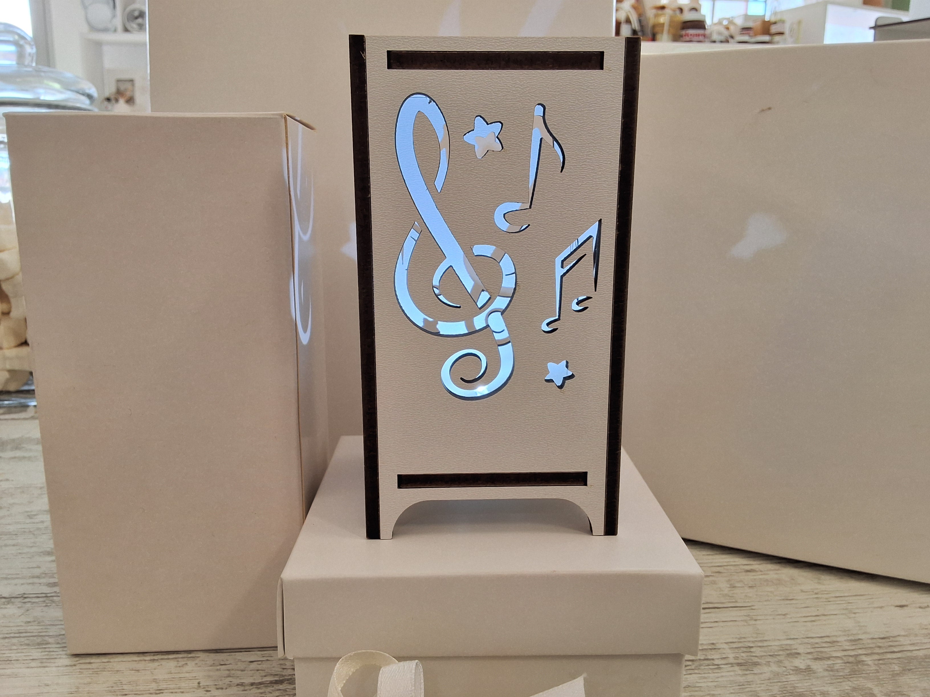 Bomboniera Lampada da Tavolo in Legno Traforata Note Musicali (7,5x7,5x14 cm) – Completa di Scatola e Confetti