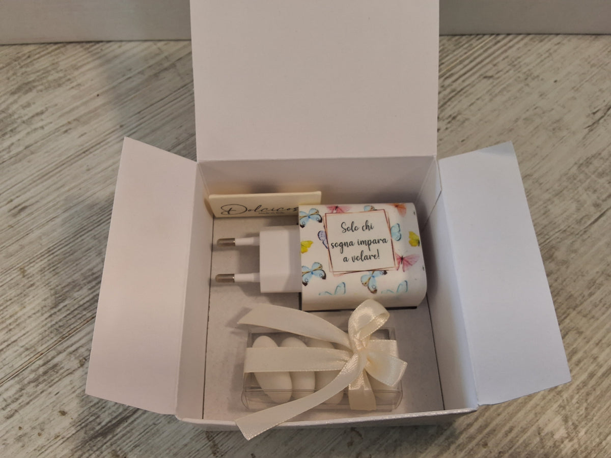 Caricatore USB Multiplo Farfalle 9x4,7 cm con 3 Porte – Bomboniera Confezionata con Scatola e Confetti