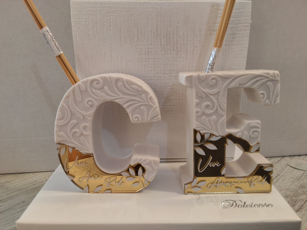 Profumatore Iniziale in Pietra 7,5x7 cm con Dettagli Oro – Bomboniera Personalizzata Confezionata con Scatola e Confetti