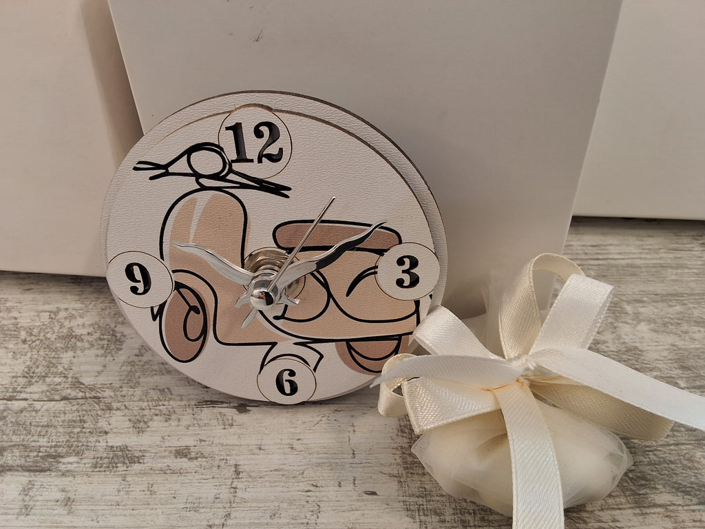 Bomboniera Orologio Tondo in Legno Vespa / Scooter Vintage (9x9 cm) – Completa di Scatola e Confetti