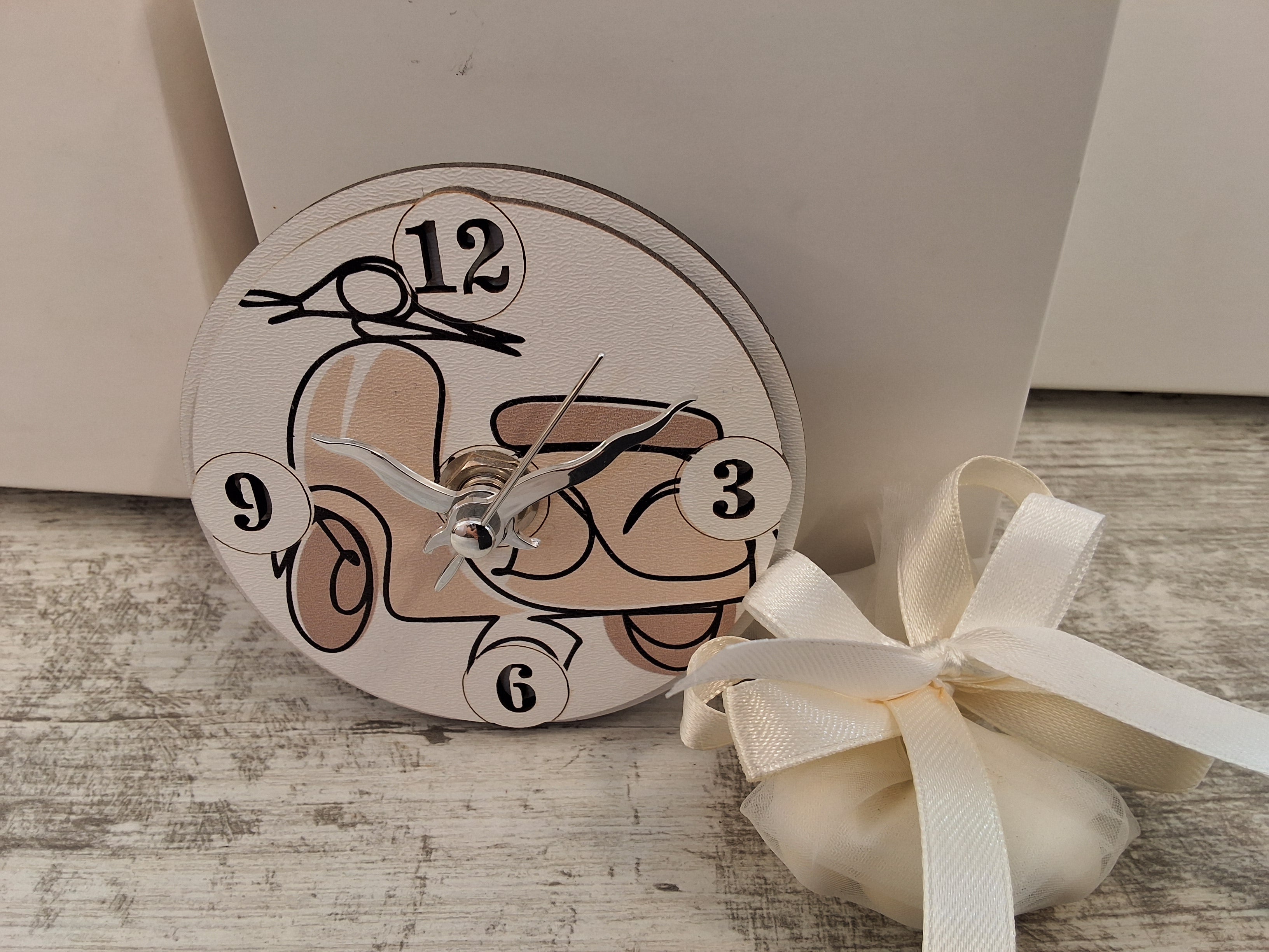 Bomboniera Orologio Tondo in Legno Vespa / Scooter Vintage (9x9 cm) – Completa di Scatola e Confetti