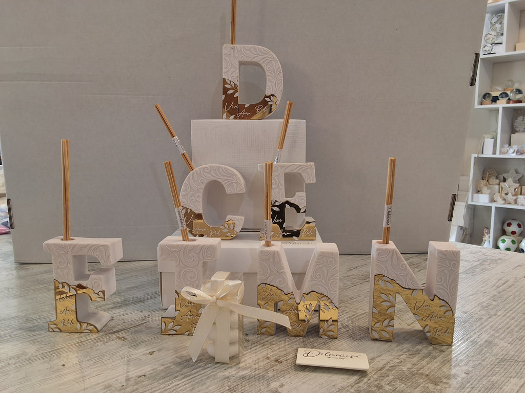 Profumatore Iniziale in Pietra 7,5x7 cm con Dettagli Oro – Bomboniera Personalizzata Confezionata con Scatola e Confetti