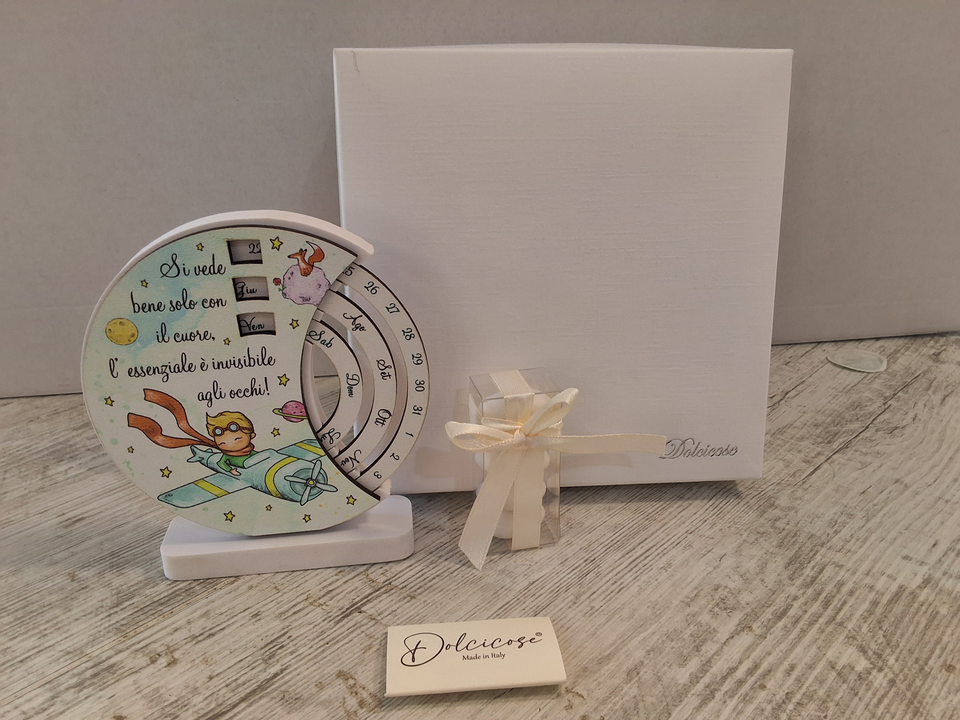 Calendario Perpetuo Piccolo Principe 12x11 cm in Legno e Resina – Bomboniera Confezionata con Scatola e Confetti