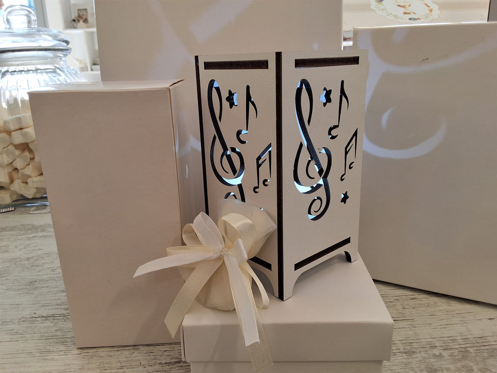 Bomboniera Lampada da Tavolo in Legno Traforata Note Musicali (7,5x7,5x14 cm) – Completa di Scatola e Confetti