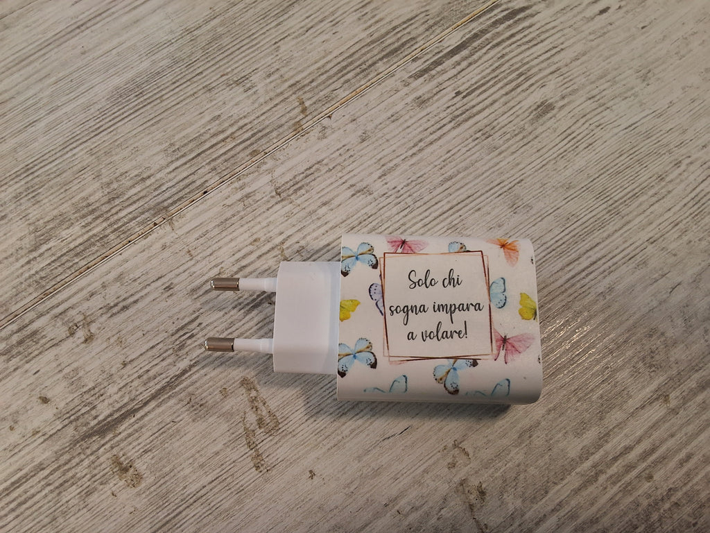 Caricatore USB Multiplo Farfalle 9x4,7 cm con 3 Porte – Bomboniera Confezionata con Scatola e Confetti